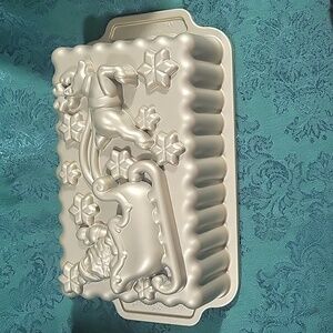 Nordic Ware Santa's Sleigh Loaf Pan Baking Tin EUC
